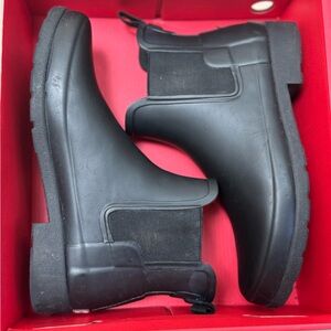 Women's Original Insulated Chelsea Boots by Hunter. Black, size 8.